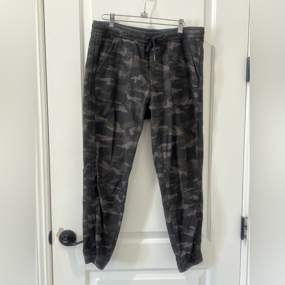 Athleta Farallon Jogger. Green camo size 12. EUC